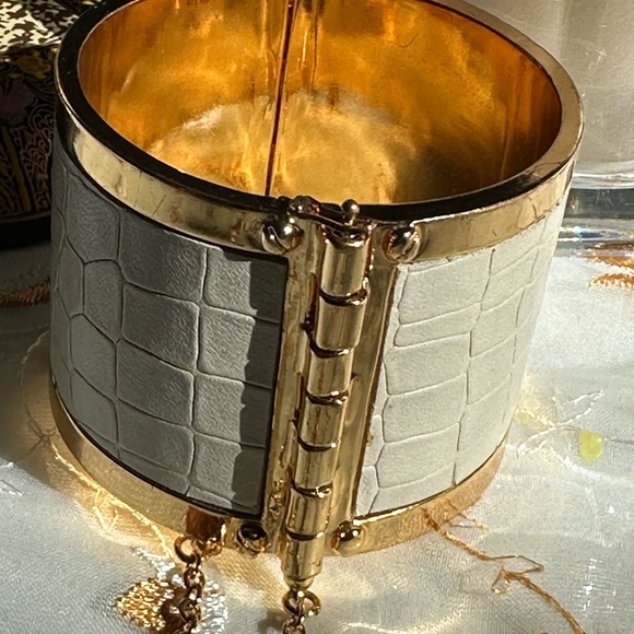 CC Skye Embossed leather cuff with pin and chain fastener - Picture 7 of 8